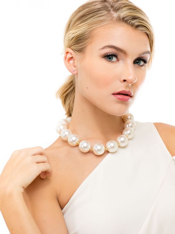 Oversized pearls collar Necklace.