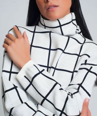 Turtleneck made of very soft fabric with long sleeves and and white stripes